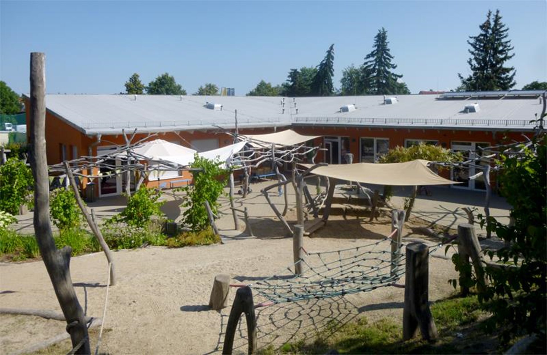 Außengelände des Kinderhauses mit Spielplatz